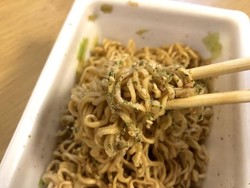 Istimewa Banget! Mie Instan Ini Ditaburi Bubuk Emas