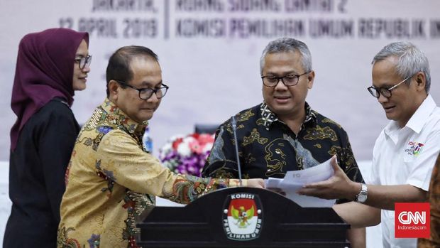 Arief Budiman (tengah) gelar konferensi pers. (