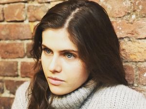 Cantik Bermata Biru, Ini Alexandra Daddario Kala Kulineran