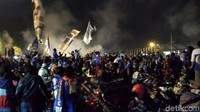 Suka cita ribuan Aremania di luar Stadion Kanjuruhan pecah setelah peluit panjang dibunyikan wasit pertanda pertandingan bubar. Muhammad Aminudin/detikcom.