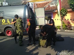 Tim Gegana Polda Jabar Periksa Benda Mencurigakan di Garut