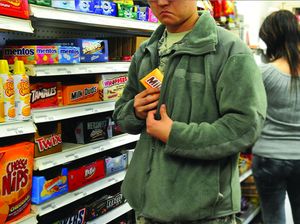 Bikin Haru! Pria Ini Berikan Makanan Gratis untuk Pencuri Makanan di Tokonya