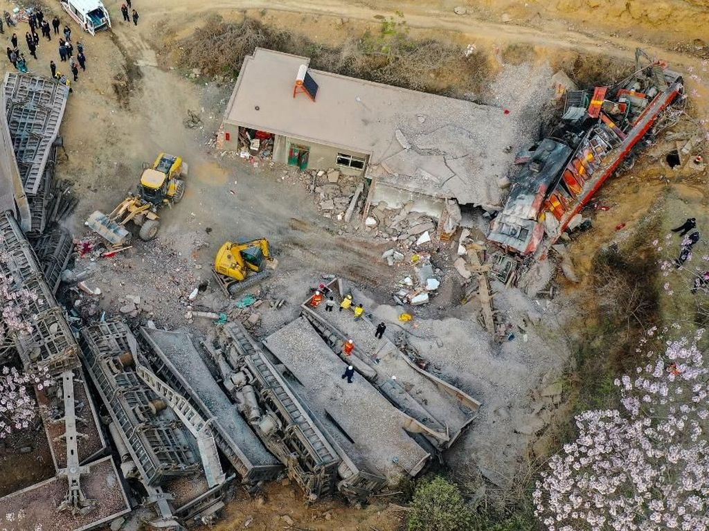 Kereta Kargo Anjlok dan Tabrak Rumah di China, 6 Orang Tewas Kereta Kargo Anjlok dan Tabrak Rumah di China, 6 Orang Tewas
