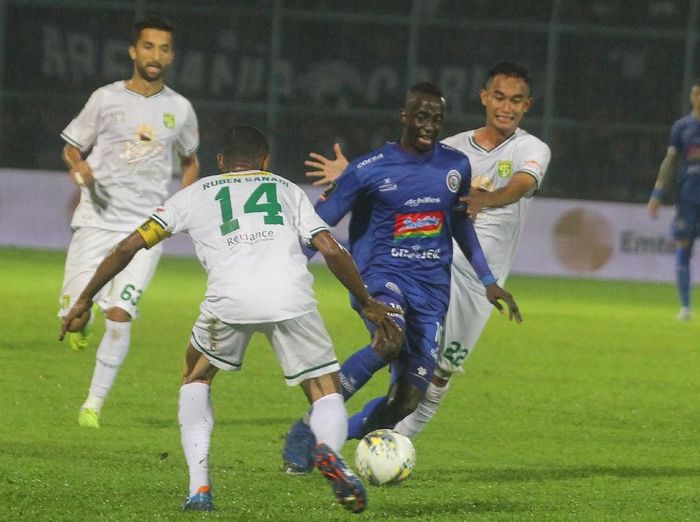 Arema FC saat menjamu Persebaya Surabaya di leg II final Piala Presiden 2019. (Foto: Ari Bowo Sucipto/Antara) Arema FC saat menjamu Persebaya Surabaya di leg II final Piala Presiden 2019. (Foto: Ari Bowo Sucipto/Antara)