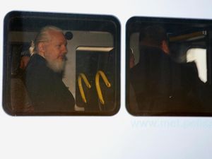 Ribut-ribut Presiden-Eks Presiden Ekuador di Balik Penangkapan Julian Assange