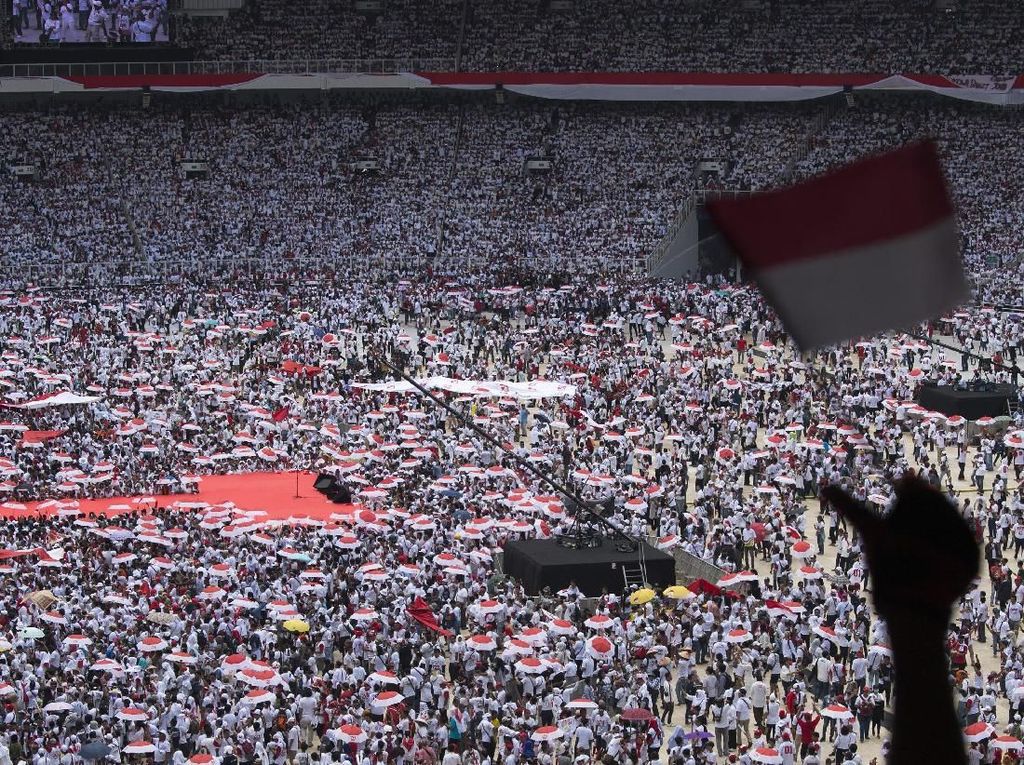 Konser Putih Bersatu, Pendukung Jokowi Nyanyi-Joget di GBK Konser Putih Bersatu, Pendukung Jokowi Nyanyi-Joget di GBK