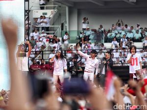 Suara Melengking Para Rocker di Konser Putih Bersatu Suara Melengking Para Rocker di Konser Putih Bersatu