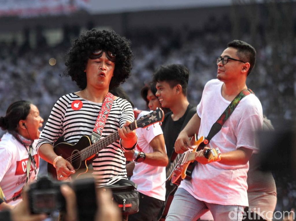 100 Gitaris Unjuk Gigi di Konser Putih Bersatu 100 Gitaris Unjuk Gigi di Konser Putih Bersatu