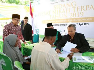 Puluhan Pasangan Nikah Massal Dapat e-KTP dan KK Baru