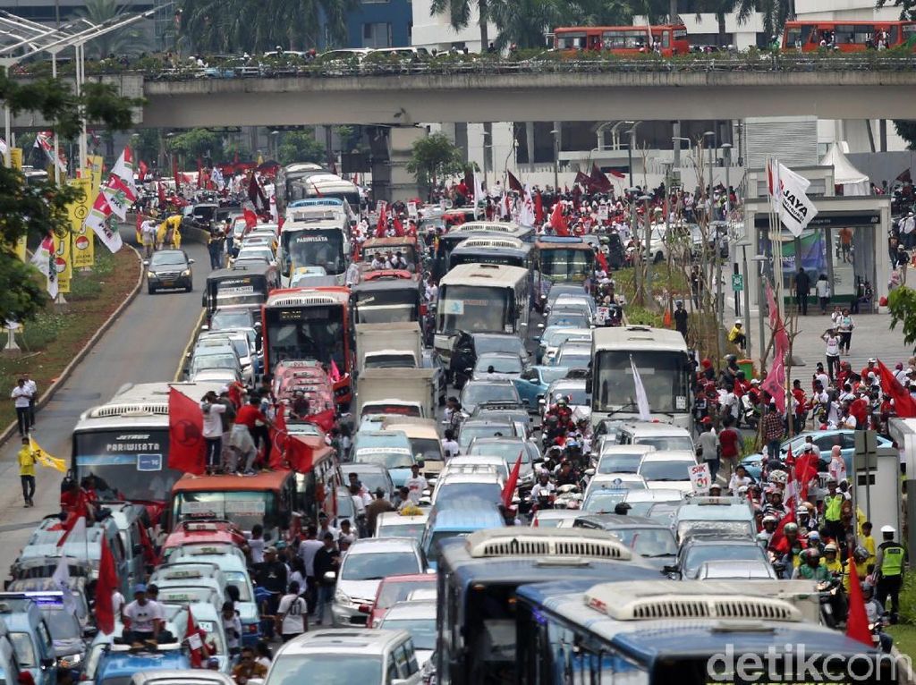 Gaspol Konvoi Massa Pro Jokowi-Maruf Padati Jalan Sudirman