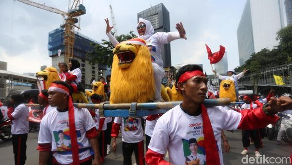 Keren! Ada Atraksi Sisingaan di Konvoi Pendukung Jokowi-Amin