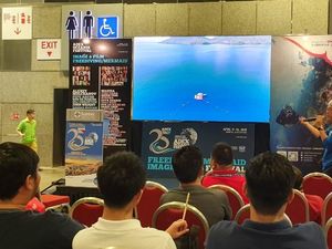 Pemegang Rekor Freediving Dunia Pamer Laut Indonesia di Singapura