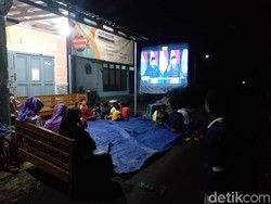 Warga Banyumas Lesehan Nobar Debat Capres di Layar Tancap