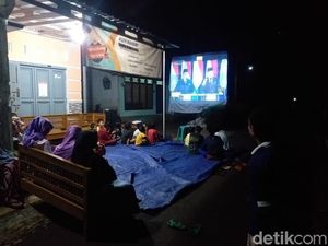 Warga Banyumas Lesehan Nobar Debat Capres di Layar Tancap Warga Banyumas Lesehan Nobar Debat Capres di Layar Tancap