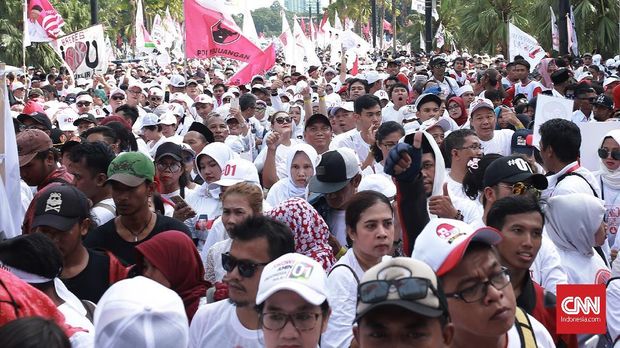 Massa Jokowi-Ma'ruf Berseragam Putih Padati GBK
