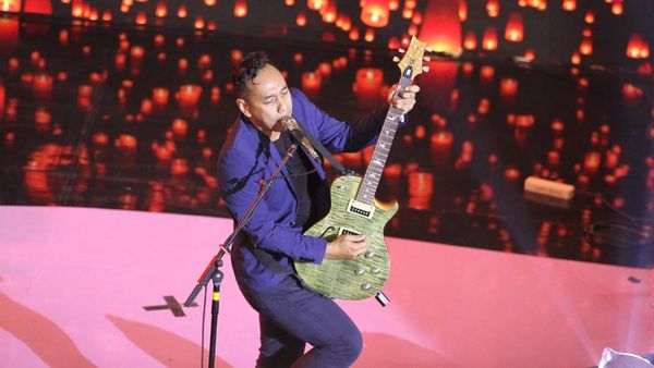 Terbakar Semangat Penampilan Pongki Barata The Dangerous Band di dHOT Music