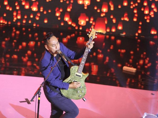 Terbakar Semangat Penampilan Pongki Barata The Dangerous Band di dHOT Music