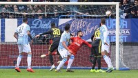 Namun SPAL bangkit pada babak kedua. Di awal babak kedua, SPAL mencetak gol penyama kedudukan lewat sundulan Kevin Bonifazi. Foto: Alberto Lingria/Reuters