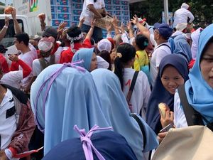 Massa Pro-Jokowi Putihkan GBK, Relawan KPS Kian Optimistis 01 Menang Massa Pro-Jokowi Putihkan GBK, Relawan KPS Kian Optimistis 01 Menang