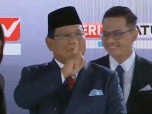 Tiba di Panggung Debat, Prabowo Beri Isyarat Ssst ke Para Pendukung Tiba di Panggung Debat, Prabowo Beri Isyarat Ssst ke Para Pendukung