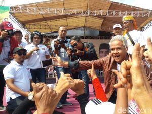 Ganjar Ajak Warga Jateng Kerja Bakti Bersihkan APK Pemilu Besok