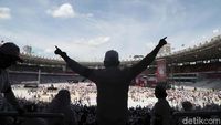 Potret Pendukung Jokowi Jelang Konser Putih Bersatu di Dalam Stadion GBK