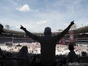 Potret Pendukung Jokowi Jelang Konser Putih Bersatu di Dalam Stadion GBK