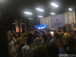 Usai Nobar Debat, Pendukung Prabowo Nyanyi We Are the Champions