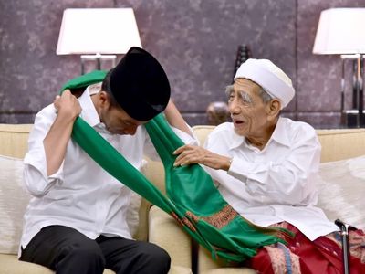 Hadiah Tasbih dan Sorban Untuk Jokowi
