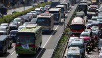 Bus Pendukung Jokowi-Maruf Amin Padati Tol Dalam Kota