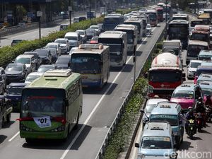 Bus Pendukung Jokowi-Maruf Amin Padati Tol Dalam Kota