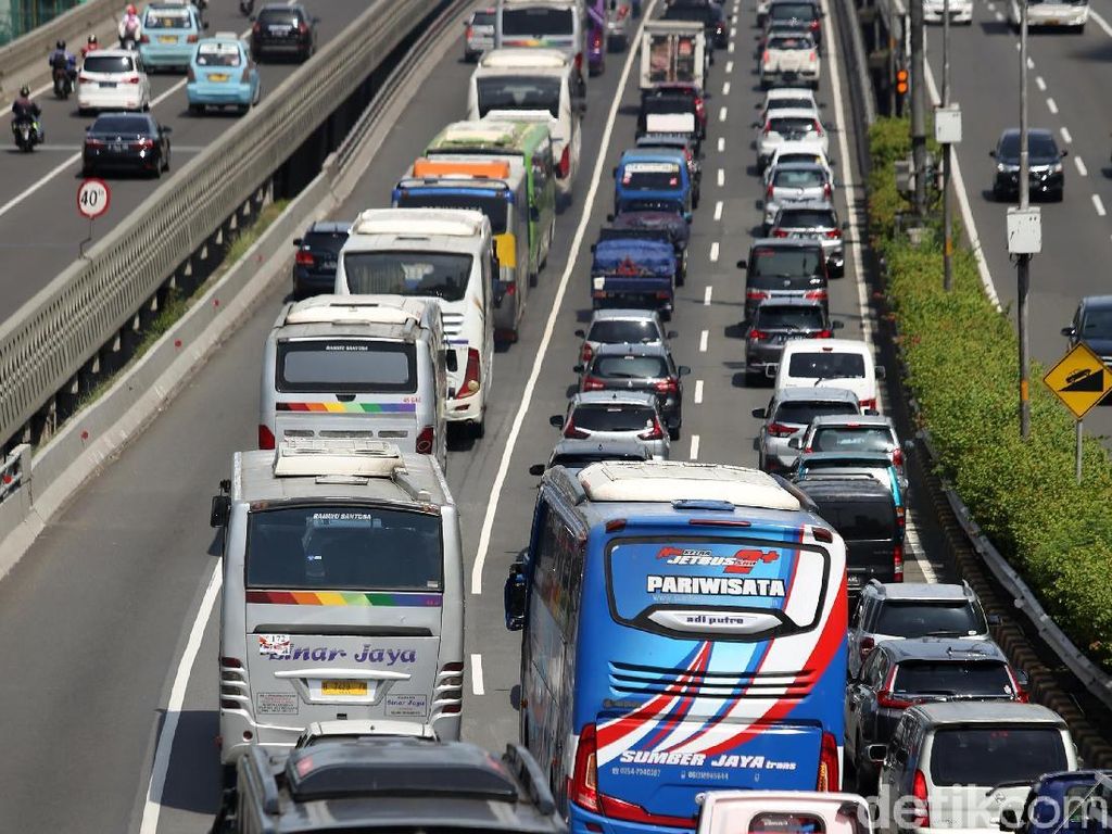 Tol Dalam Kota Jakarta dan JORR Macet Parah Tol Dalam Kota Jakarta dan JORR Macet Parah