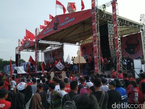 Kampanye Terakhir, Massa Pro Jokowi Dihibur NDX AKA di Semarang