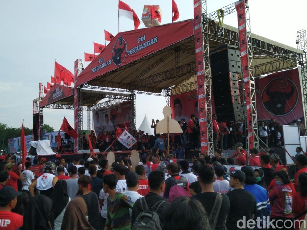 Kampanye Terakhir, Massa Pro Jokowi Dihibur NDX AKA di Semarang Kampanye Terakhir, Massa Pro Jokowi Dihibur NDX AKA di Semarang
