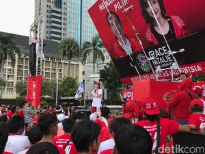 Tsamara Pimpin PSI Flashmob Goyang Jempol Jokowi Gaspol di Thamrin