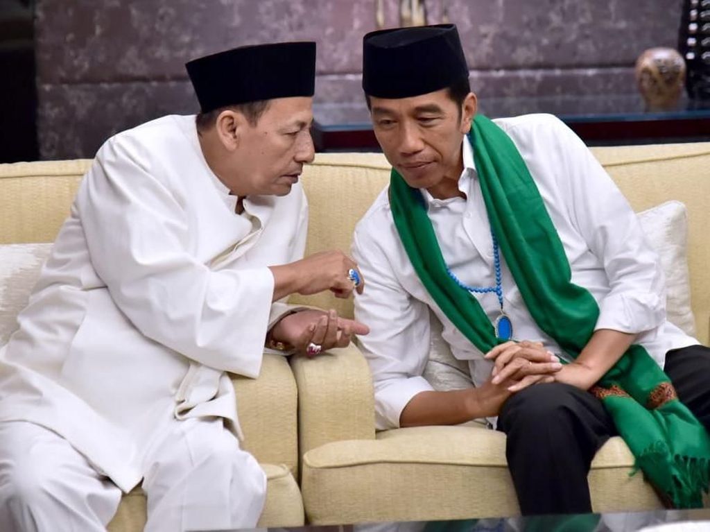 Habib Luthfi Beri Tasbih ke Jokowi, TKN: Bukan karena UAS Beri Prabowo Habib Luthfi Beri Tasbih ke Jokowi, TKN: Bukan karena UAS Beri Prabowo