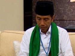 Jokowi Dapat Serban dari Mbah Moen dan Tasbih dari Habib Luthfi