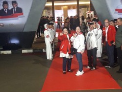 Hadiri Debat Kelima Pilpres, Megawati-Puan Salam Metal