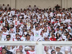 Massa Pro-Jokowi Goyang Jempol di Konser Putih Bersatu