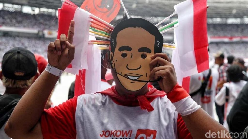 Aksi Unik Pendukung Jokowi-Maruf Amin Jelang Konser Putih Bersatu