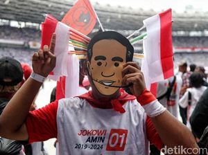 Aksi Unik Pendukung Jokowi-Maruf Amin Jelang Konser Putih Bersatu