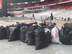 Massa Pro-Jokowi Bersihkan Sampah di GBK Usai Konser Putih Bersatu