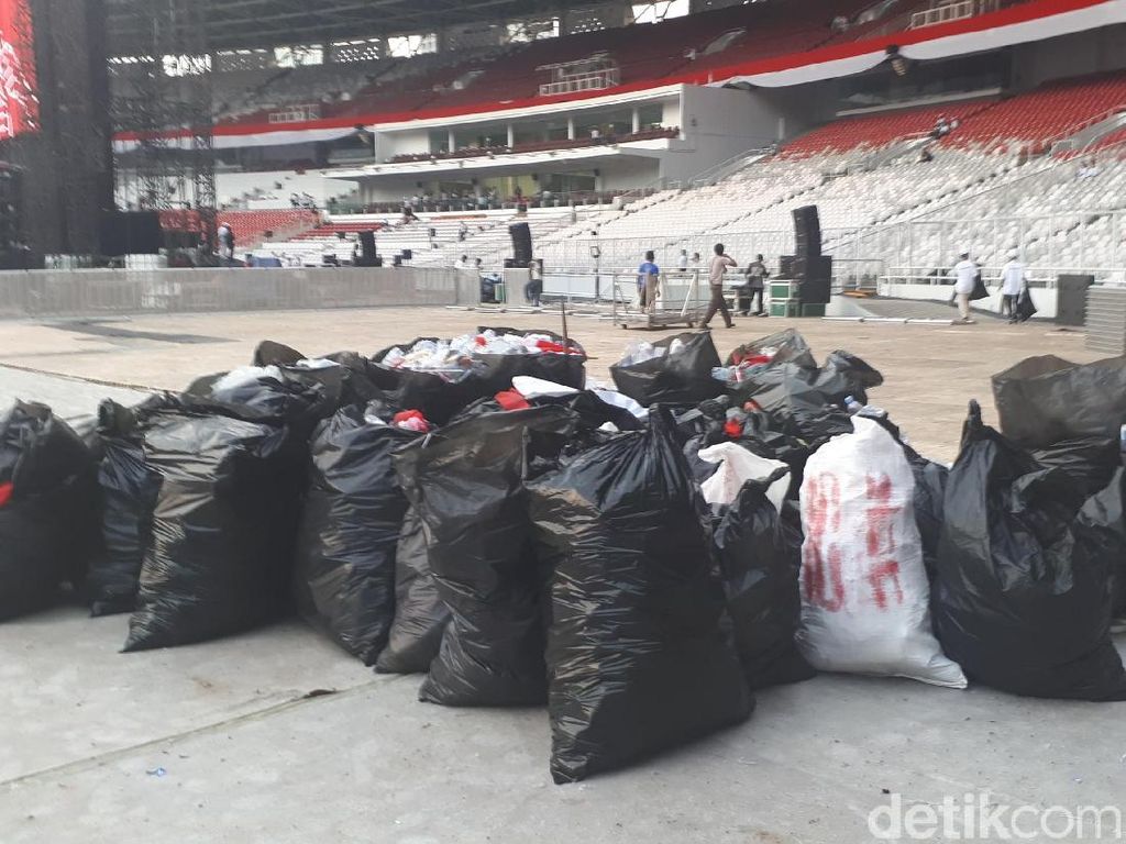 Massa Pro-Jokowi Bersihkan Sampah di GBK Usai Konser Putih Bersatu Massa Pro-Jokowi Bersihkan Sampah di GBK Usai Konser Putih Bersatu