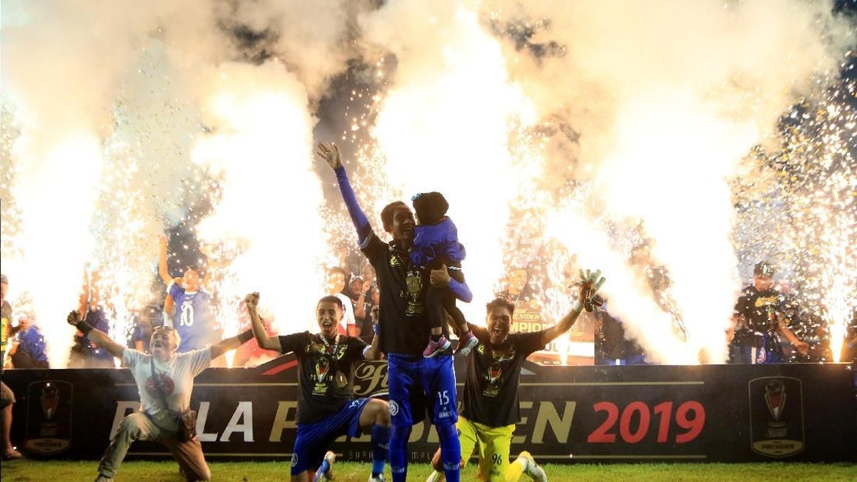 Arema FC berpesta usai menjuarai Piala Presiden 2019 (ANTARA FOTO/Budi Candra Setya)