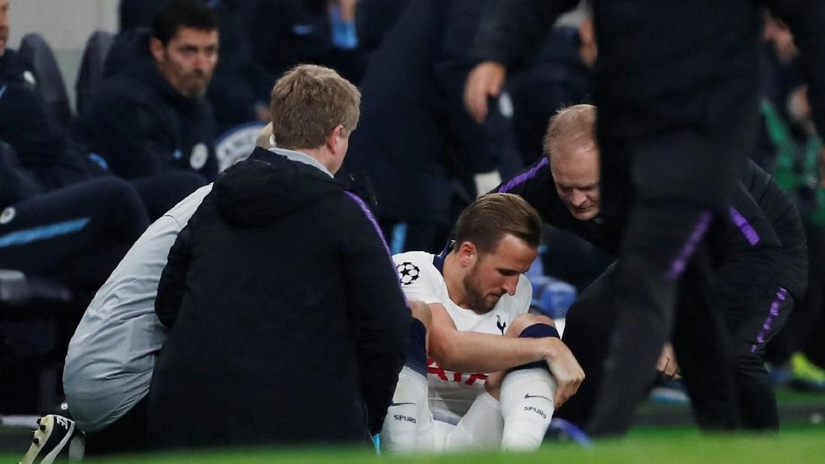 Harry Kane saat mengalami cedera di leg pertama perempatfinal Liga Champions. (Foto: Paul Childs/Action Images via Reuters)