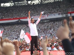 Naik Kereta Kuda, Jokowi Tinggalkan GBK