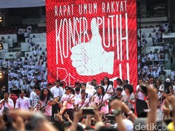 Angel Karamoy Mantun, Kirana Larasati Berpuisi di Konser Putih Bersatu