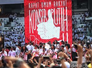 Angel Karamoy Mantun, Kirana Larasati Berpuisi di Konser Putih Bersatu Angel Karamoy Mantun, Kirana Larasati Berpuisi di Konser Putih Bersatu