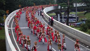 Tarian Jejer Kembang Menur Mengaspal Dukung Jokowi - Amin