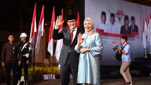 Konsisten, Istri Sandiaga Uno Pakai Baju Biru Lagi di Debat Capres Terakhir